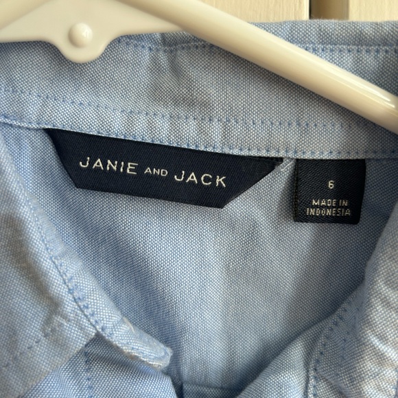 Janie and Jack Boys Dress Shirt - Chambray with embroidered dogs. Size 6 - Picture 4 of 4